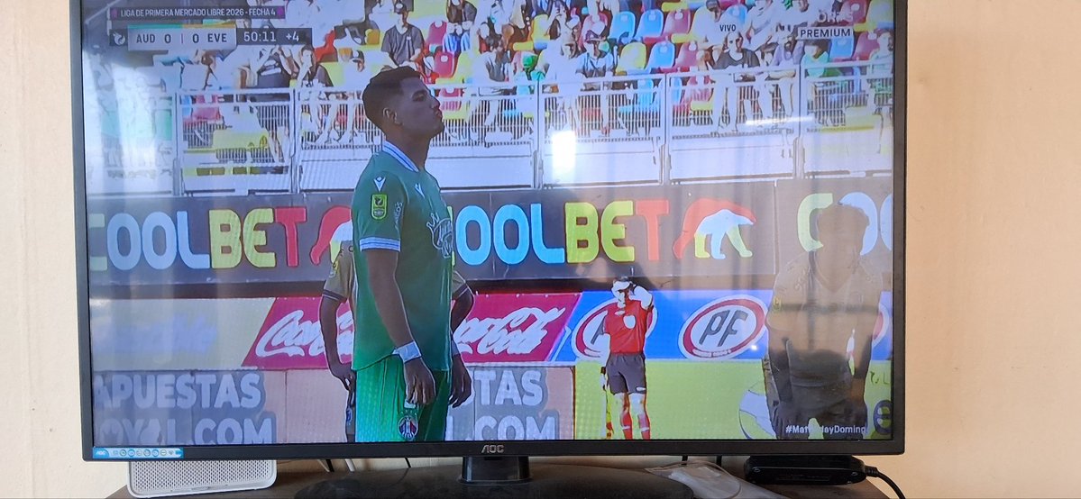 El futbol chileno se comporta como una república independiente:
El año pasado el SII declaró ilegales las casas de apuestas electrónica, sin embargo, siguen operando y auspician a los clubes, acá se ve publicidad de betano, jugabet, coolbet, 1xbet, apuestas royal y novibet