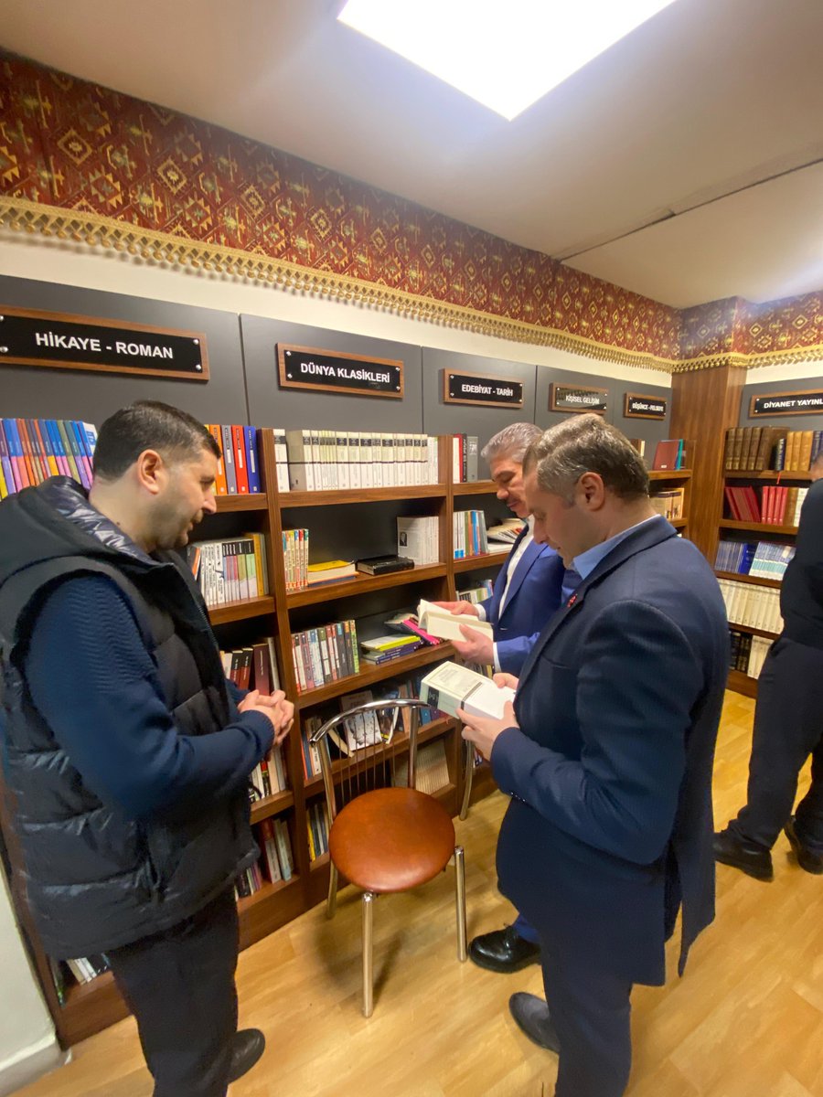 Bu akşam iftarımızı AK Parti Bakırköy İlçe Başkanımız <a href="/AvAhmetKuran/">Av.AHMET FARUK KURAN</a> ile birlikte Florya Kur’an Kursu’nda eğitim gören hafız öğrencilerimizle birlikte yaptık. 

Kur’an Kursu Müdürümüz ile kütüphaneyi ziyaret ettik. 

Tüm öğrencilerimizin Ramazan-ı Şerif’ini tebrik ediyor; hepsine