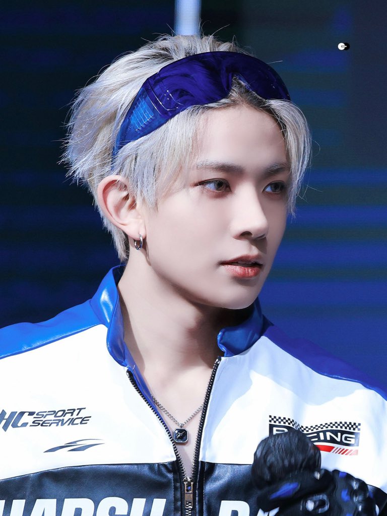 it should be illegal to be this stunning oh lord