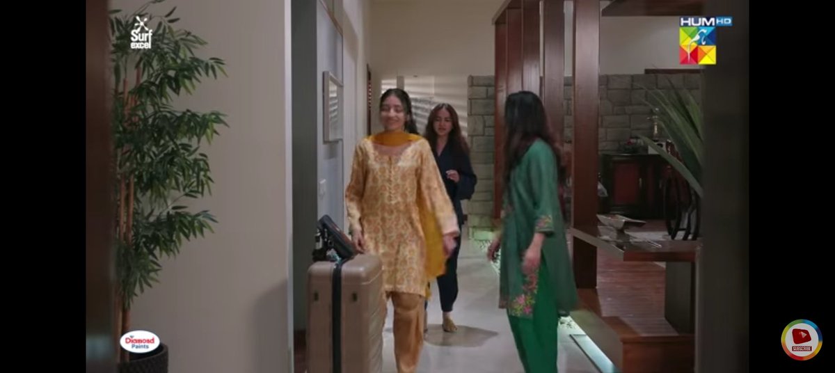 lookatthestar03's tweet photo. So Rumi left her Bridal outfit at Zuraiz car, so he will keep it with him π.
#YumnaZaidi #HamzaShoail #DekhZaraPayarse. https://t.co/ewnCYnNQ5t