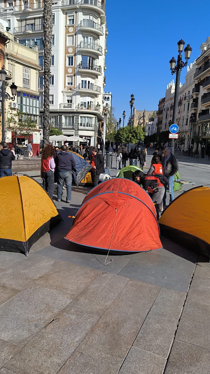 OTROAYTOESPOS's tweet photo. LA LIMPIEZA DE NUESTROS COLEGIOS NO SE VENDE

El Comité de Empresa del Ayuntamiento de Sevilla, junto con trabajadores y trabajadoras del servicio de limpieza de los colegios públicos, mantiene una acampada en defensa del servicio público.

Los trabajadores se están organizando por turnos para sostener esta movilización el tiempo que sea necesario. No es un gesto simbólico: es un compromiso firme con la escuela pública y con la ciudad.

Hoy han visitado la acampada distintos grupos de la oposición municipal, mostrando su apoyo y dando relevancia a un conflicto que afecta directamente a miles de familias sevillanas.

No estamos ante un simple desacuerdo laboral.
Estamos ante una decisión política: privatizar o mantener público un servicio esencial en los colegios.

Las preguntas siguen sin respuesta:

— ¿Dónde están los informes que justifican esta privatización?
— ¿Por qué no se abre una negociación real?
— ¿Qué garantías existen de que externalizar mejorará el servicio?

Las familias merecen transparencia.
Los colegios merecen estabilidad.
Los trabajadores merecen respeto.

La acampada continuará hasta que exista voluntad política de diálogo y negociación.

La limpieza de nuestros colegios no es un negocio. Es un servicio público.

#Sevilla #DefiendeLoPúblico #ColegiosPúblicos #NoALaPrivatización