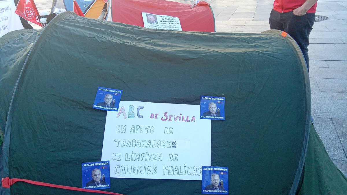 OTROAYTOESPOS's tweet photo. LA LIMPIEZA DE NUESTROS COLEGIOS NO SE VENDE

El Comité de Empresa del Ayuntamiento de Sevilla, junto con trabajadores y trabajadoras del servicio de limpieza de los colegios públicos, mantiene una acampada en defensa del servicio público.

Los trabajadores se están organizando por turnos para sostener esta movilización el tiempo que sea necesario. No es un gesto simbólico: es un compromiso firme con la escuela pública y con la ciudad.

Hoy han visitado la acampada distintos grupos de la oposición municipal, mostrando su apoyo y dando relevancia a un conflicto que afecta directamente a miles de familias sevillanas.

No estamos ante un simple desacuerdo laboral.
Estamos ante una decisión política: privatizar o mantener público un servicio esencial en los colegios.

Las preguntas siguen sin respuesta:

— ¿Dónde están los informes que justifican esta privatización?
— ¿Por qué no se abre una negociación real?
— ¿Qué garantías existen de que externalizar mejorará el servicio?

Las familias merecen transparencia.
Los colegios merecen estabilidad.
Los trabajadores merecen respeto.

La acampada continuará hasta que exista voluntad política de diálogo y negociación.

La limpieza de nuestros colegios no es un negocio. Es un servicio público.

#Sevilla #DefiendeLoPúblico #ColegiosPúblicos #NoALaPrivatización