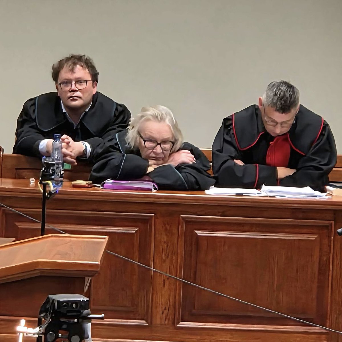 Proces Grzegorza Brauna i kondycja polskiego wymiaru sprawiedliwości na jednym obrazku.