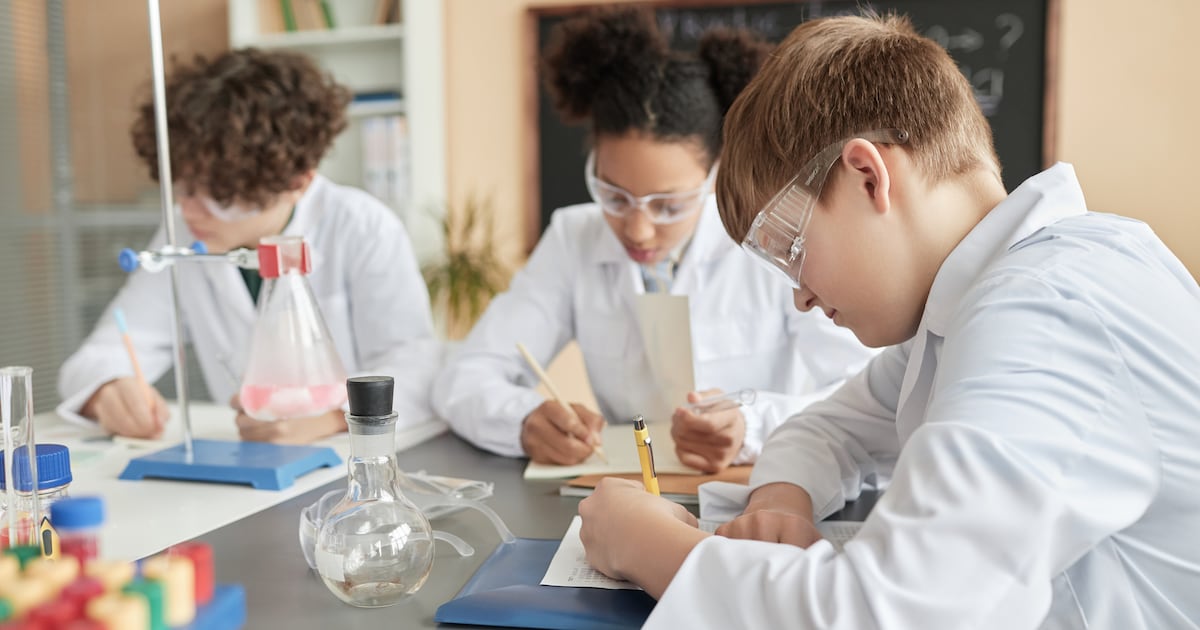 IrishTimesEdu_'s tweet photo. Component of science exams in Leaving Certificate risk student safety, report finds https://t.co/OHLjtiUxmB https://t.co/H6wb15JaA2