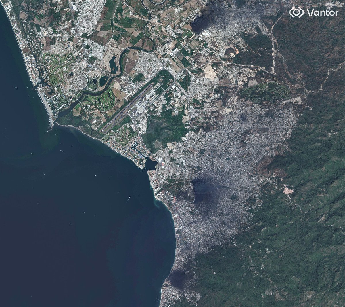 Officials say at least 62 people died in the raid that caught “El Mencho,” longtime head of the Jalisco New Generation Cartel, and violence that followed. This <a href="/vantortech/">Vantor</a> satellite image of yesterday shows thick smoke across Puerto Vallarta, Mexico. More in thread.