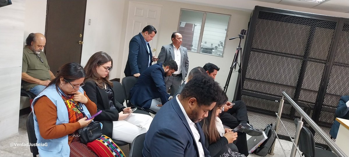 🚨URGENTE🚨#CasoUSAC La audiencia de inicio de Etapa Intermedia que se tenía programada para hoy fue SUSPENDIDA. 

En esta audiencia el 2do. Grupo de #Criminalizados por la toma de la #USAC iniciaría con este proceso. 

Sin embargo, el abogado Francis Cornejo no se presentó y