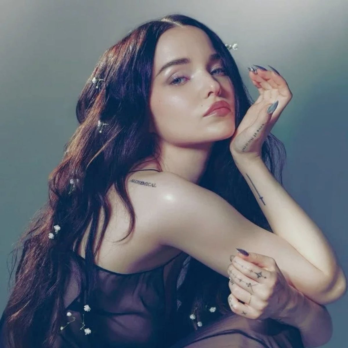 diginami10's tweet photo. Stop sabotaging Dove Cameron's career. With the exception of "Romeo," none of her singles have official videos. She's been working on music and official videos for years, but she's not allowed to share them. Finally, we want to hear her old music again @ColumbiaRecords https://t.co/HcPlgDdViT