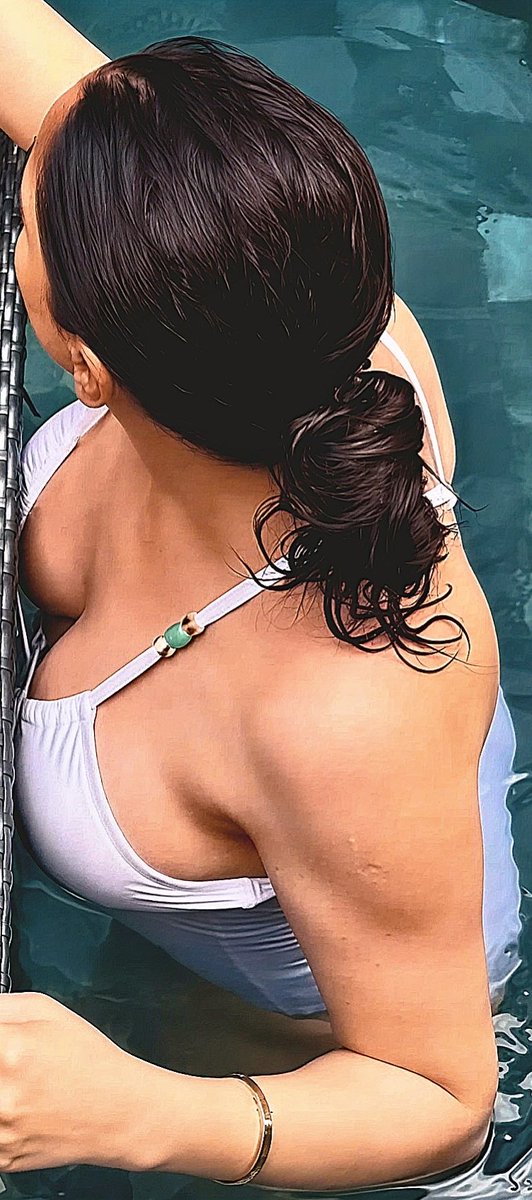 लाल या सफ़ेद? 🔥 श्रद्धा आर्या का ये अंदाज़ मुझे तो बहुत पसंद आया! 💖 क्या आपको भी? 😍 #ShraddhaArya