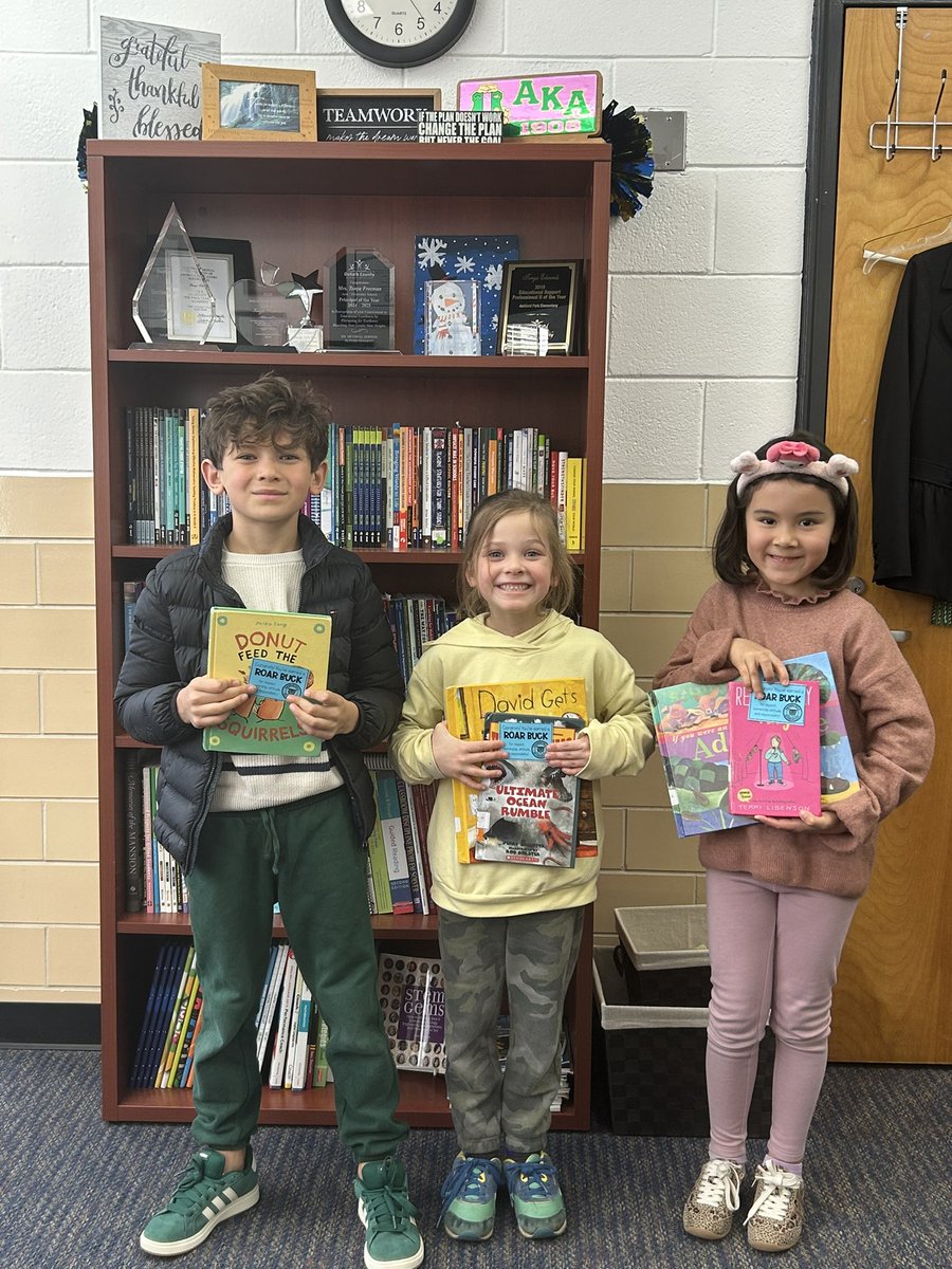 sagamore_hills's tweet photo. We are lifting lexiles at Sagamore Hills. We saw these Wildcats coming from the library and all 3 knew their Lexile Reading levels! Woohoo! @DeKalbSchools @DCSDRegion1 @COSDeKalbCounty ✨💙💛 https://t.co/LBHemKR5BW