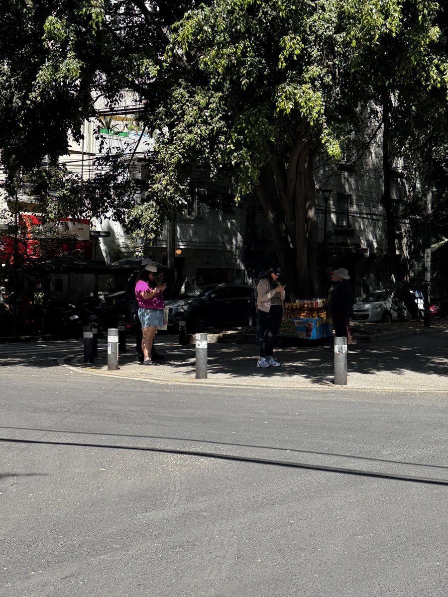 BowTiedPassport tweet media