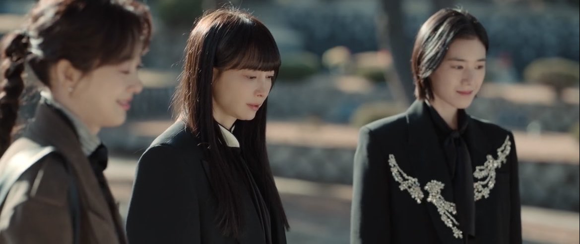 __kdramaland's tweet image. Rayoung put her child up for adoption, but the whole family passed away on the same day. Given Minseo’s behavior, I think she is that kid “Gaon” and she killed her adopted parents by arson.

#HonourEp7 #Honour