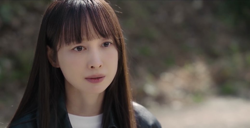 __kdramaland's tweet image. Rayoung put her child up for adoption, but the whole family passed away on the same day. Given Minseo’s behavior, I think she is that kid “Gaon” and she killed her adopted parents by arson.

#HonourEp7 #Honour