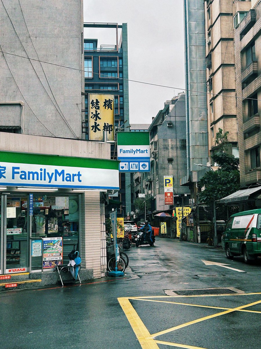 nylah_hebert's tweet photo. 雨の街角に看板がついています https://t.co/nRRN7prHFs
