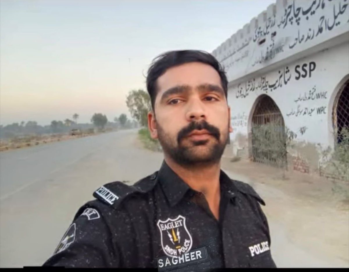 SindhPoliceDMC's tweet photo. تھانہ نیو فوجداری کی حدود میں انڈس ہائی وے پر زرخیل پکٹ پر موٹر سائیکل سوار چار ڈاکوؤں کے حملے میں بہادر پولیس اہلکار صغیر سنجرانی شہید ہو گئے.
سندھ پولیس آپ کی عظیم قربانی کو سلام پیش کرتی ہے.
.
.
.
.
#SindhPolice #Shikarpur #NewFoujdari #IndusHighway #LineOfDuty #PoliceMartyr https://t.co/6d7NV1BVOX