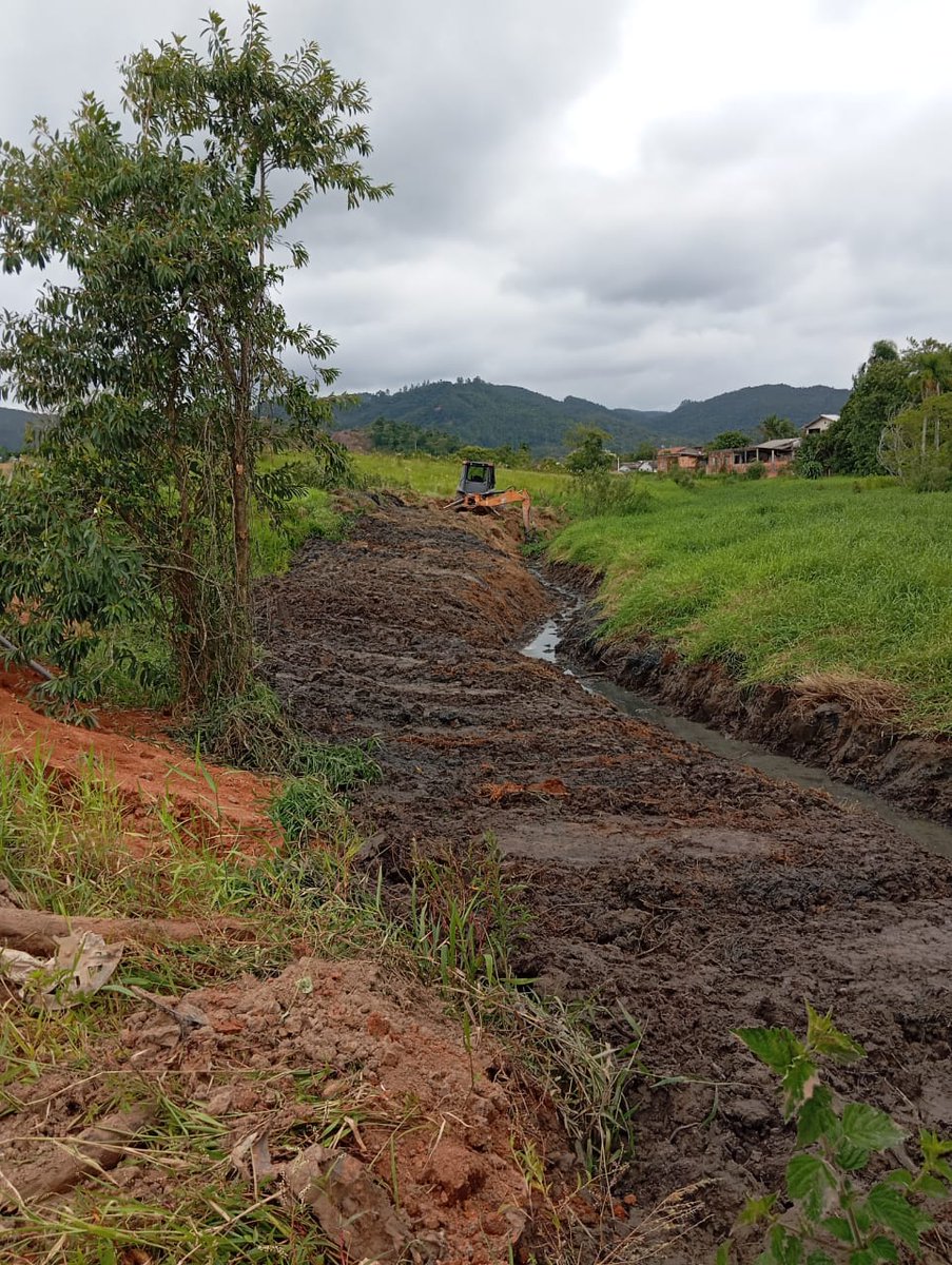 Defesa Civil realiza limpeza de valas e córregos nas comunidades da Guarda Margem Esquerda e Madre

▶️tubarao.sc.gov.br/defesa-civil-r…

📷PMT/Divulgação