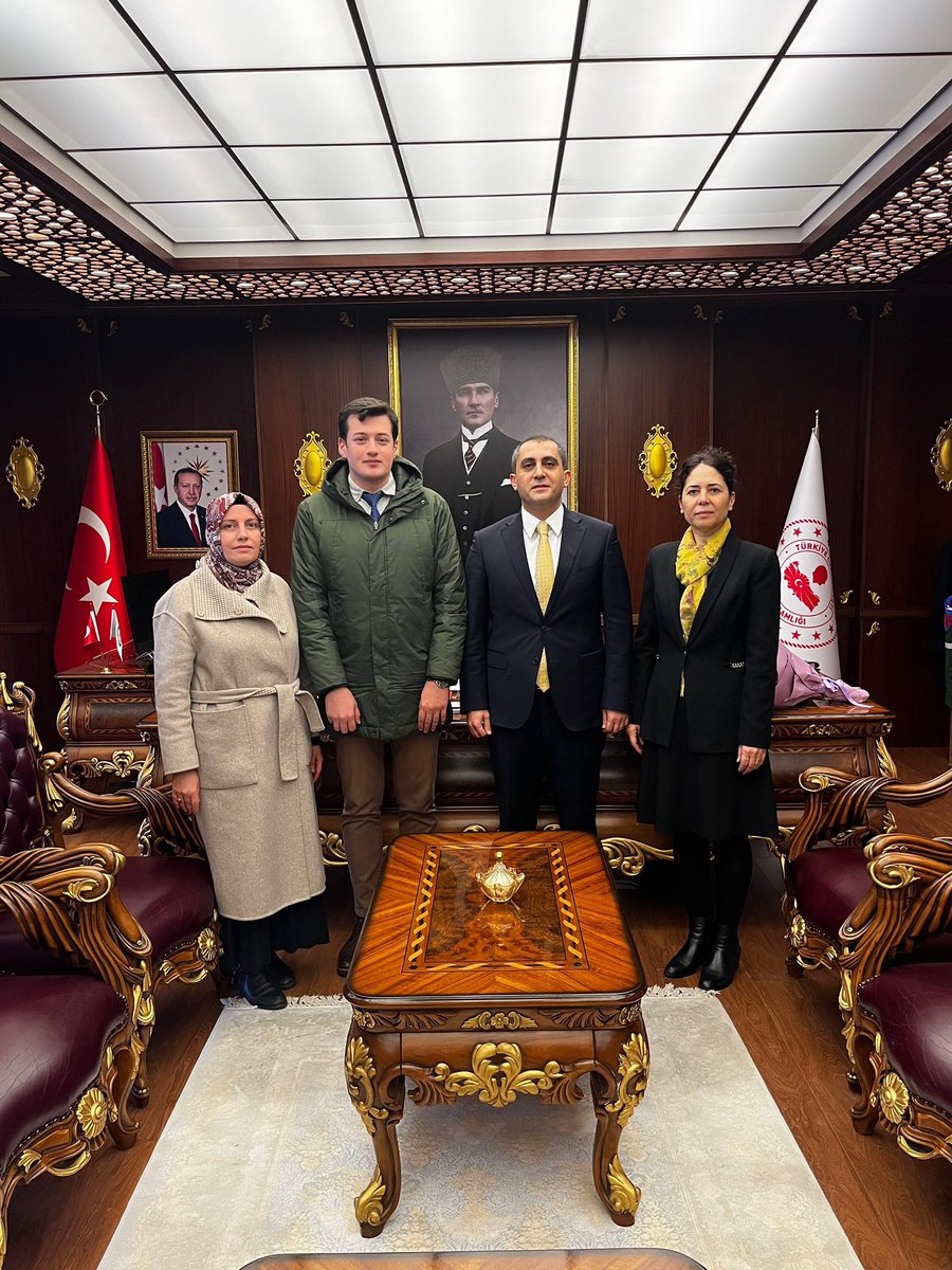 Vergi Dairesi Müdür Vekili Gülperi Toraman Öksüz, Muhasebe Uzmanı Hümeyra Bayrak ve Gelir Uzman Yardımcısı Tolgahan Karataş’a teşekkür etti. 37. Vergi Haftası’nı kutlayan Kaymakamımız Sayın Eşref Akça, çalışmalarında başarılar diledi.