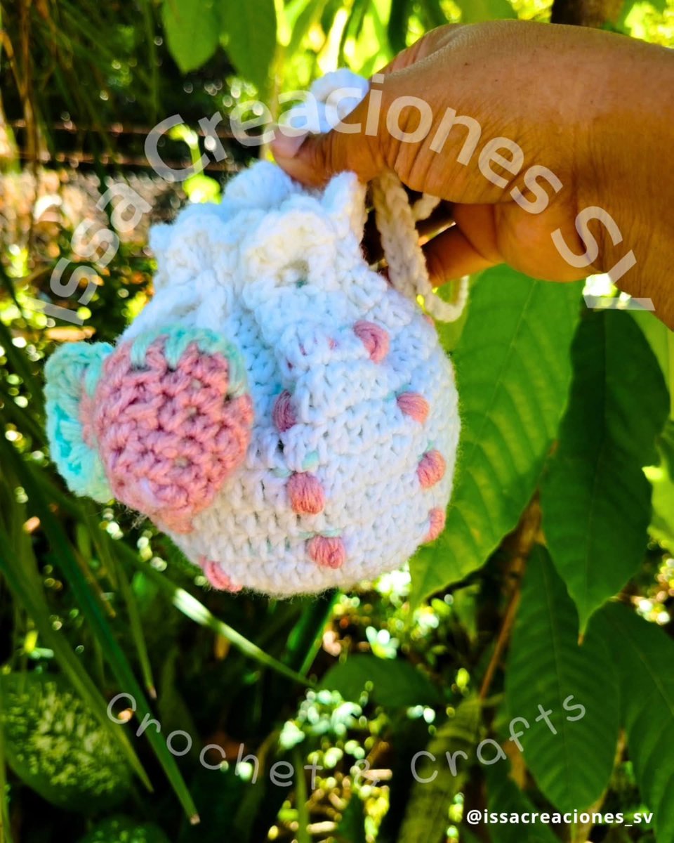 IssaCreaciones's tweet photo. Bolsito de Fresitas  ||🍓👝🧶✨📩 || Issa Creaciones || Issa Creaciones SV || #BolsitoFresitaCrochet #CrochetStrawberryBag #IssaCreacionesSV https://t.co/lZ7XxqjB9Y