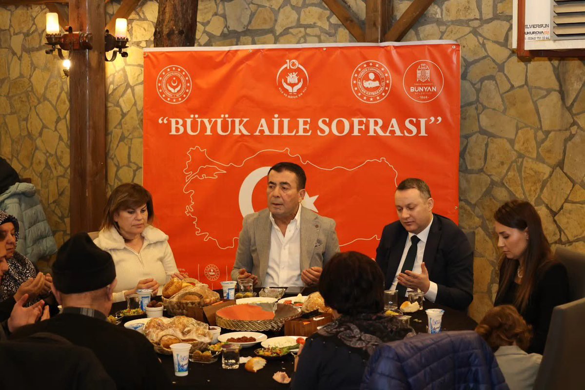 BunyanKaymakam's tweet photo. Kaymakamımız Yücel Erdem, Belediye Başkanımız Selahattin Metin ve Kurum Müdürlerimizle birlikte; İlçe Kaymakamlığımız ve Belediyemiz tarafından düzenlenen “Büyük Aile Sofrası İftar Programında” şehit ailelerimiz, yakınları ve gazilerimizle biraraya geldi.

Aynı sofrada buluştuğumuz bu mübarek akşamda; vatan uğruna fedakârlığın, sabrın ve metanetin en güzel örneklerini bir kez daha hissettik. Şehitlerimizin emanetleri başımızın tacı, gazilerimiz milletimizin yaşayan onur abideleridir.

Bu toprakları bizlere vatan kılan aziz şehitlerimizi rahmet ve minnetle anıyor, kahraman gazilerimize sağlıklı ve huzurlu ömürler diliyoruz.

@kayserivaliligi 
@gokmen_cicek_ 
@bunyanbelediye