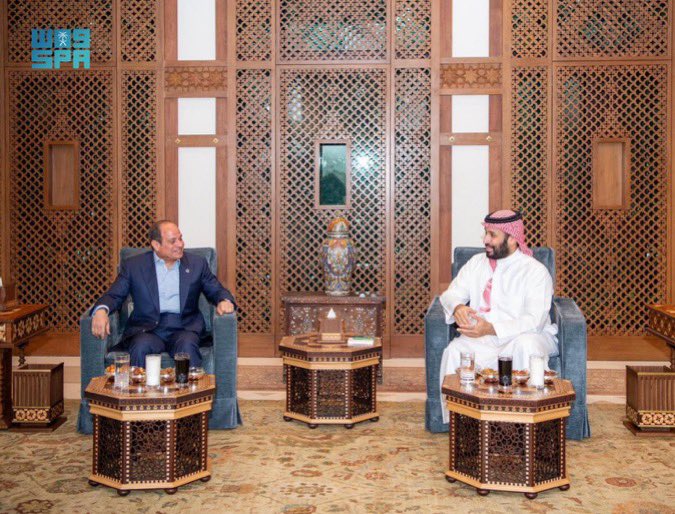 فخامة الرئيس المصري وصل اليوم إلى جدة والتقى سمو ولي العهد السعودي على مائدة الإفطار.
- أبرز مواضيع الزيارة:
• التنسيق والتشاور لإحلال السلم والتصدي لمخططات التقسيم والزعزعة.
• دعم السعودية لحق مصر المائي ومساندتها في التوصل إلى اتفاق قانوني ملزم لتعبئة وتشغيل سد النهضة