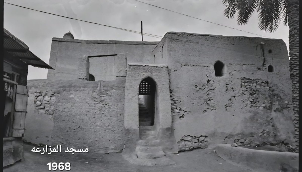 awqafnizwa's tweet photo. من العلماء القيِّمين على مسجد مزارعة بحارة عقر نزوى الشيخ الفقيه أحمد بن سعيد بن عامر العوفي (ت: ١١٥٩هج/١٧٤٦م) من علماء القرن الثاني عشر.
كان يقطن محلة مزارعة من عقر مدينة نزوى، وكان القيّم على مسجد مزارعة.
عاصر عددا من علماء آل مداد وآل عبّاد، ونسخ عددا من الآثار الفقهية.
توفي عام ١١٥٩هج، ومن العجيب أن تاريخ وفاته دوّنه ابنه سعيد بمسجد مزارعة بعقر نزوى.
السلوى في تاريخ نزوى، ج١/مج٢/ص٣٦
وفي النص أعلاه عدة دلالات مهمة منها:
_ أن حارة العقر بولاية نزوى كانت عامرة بالسكان والعلماء.
_ أن الشيخ العوفي لم يكن عالمًا فحسب، بل كان له دور إداري وديني مباشر في خدمة مسجد مزارعة؛ كونه قيّمًا عليه.
_ إشارة مهمة أن مسجد مزارعة كان مركزا علميا توثق فيه المكتوبات وتنسخ فيه الآثار العلمية.
_ تقدير المجتمع للعلماء بحيث يخلد ذكرهم في أماكن عبادتهم.
#أوقاف_عقر_نزوى