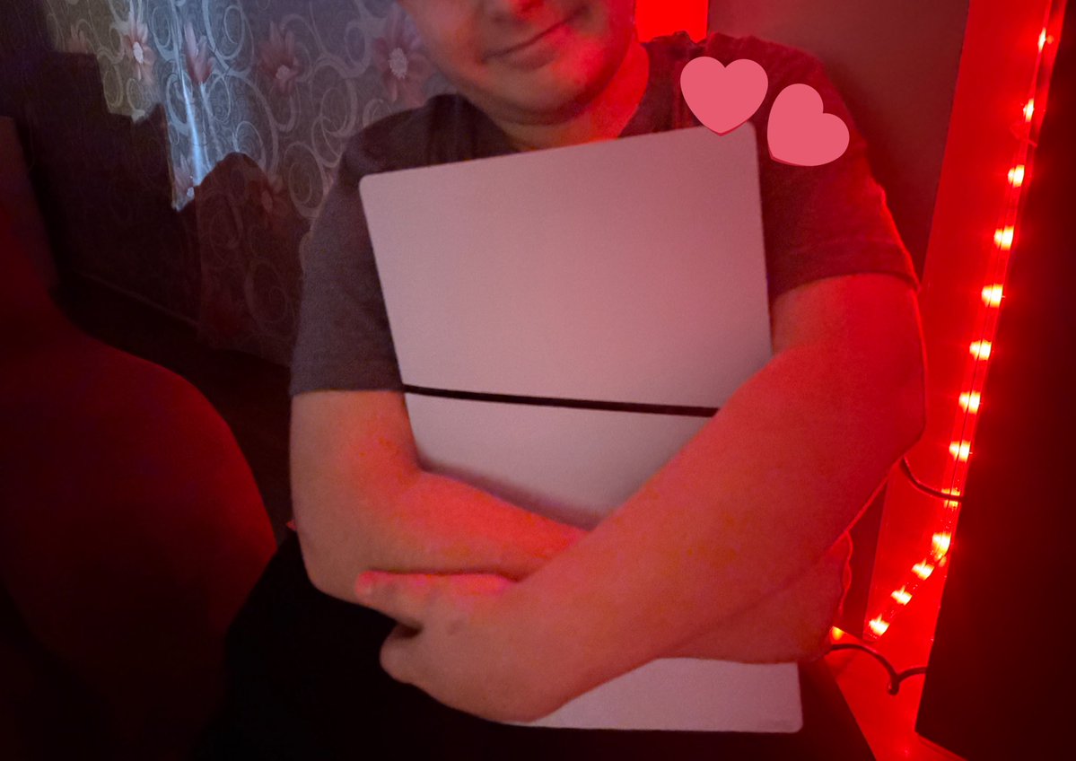 arkadaslar sanirim erkek kardesimin (10) gözünde ben su an x pro max bi ablayim. sırf su zimbirtiyi aldim diye.