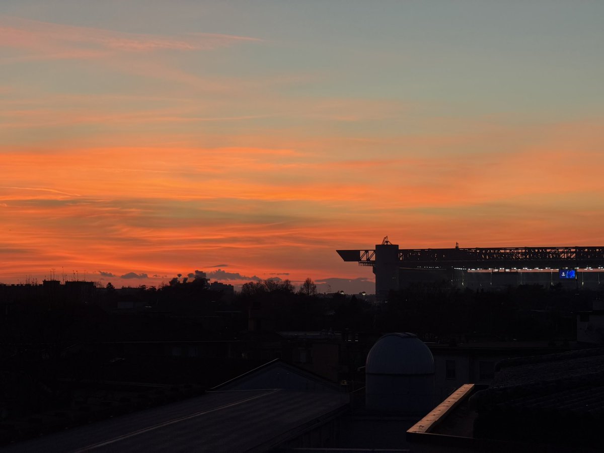 Ufficio con vista tramonto su San Siro