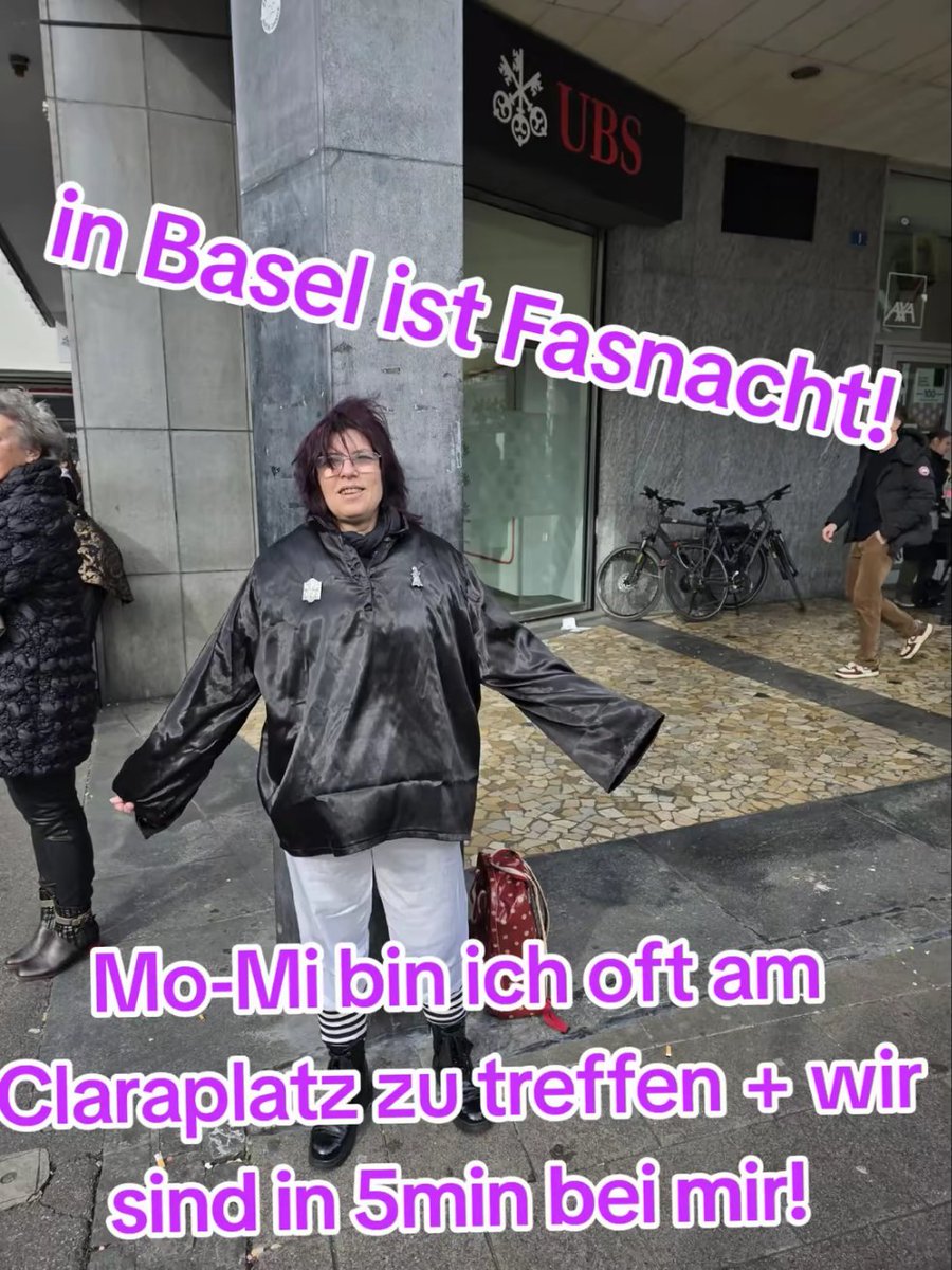 trixie64basel's tweet photo. Von heute bis am Mittwoch bin ich tagsüber meist an der Fasnacht, und immer zwischen Claraplatz und Marktplatz anzutreffen. Mein Standplatz ist meist beim Eckeingang der UBS am Claraplatz. Von da aus bin ich in etwa 10min zu Hause also sind auch spontane Dates meist möglich. Also wenn Du eine Entsaftung brauchst, nur melden. Du kannst mich wenn Du willst auch am Claraplatz abholen wenn Dir danach ist. Wenn ein grosser fester Mann mit zurückgekämmten Haren bei mir ist, darfst Du mich trotzdem ansprechen, er ist mein EX und weiß über alles Bescheid. Also "Hopla Geiss" Eine schöne Fasnachtszeit, vielleicht sieht man sich ja noch. Kuss Trixie