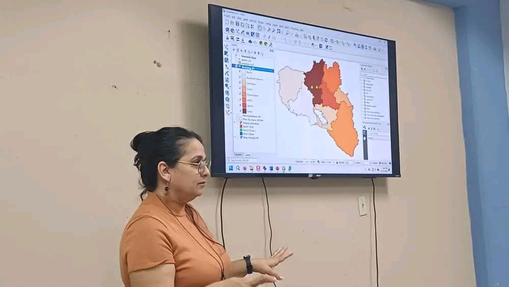 CEAC_Cuba's tweet photo. El proyecto #ECOATLAS fortalece capacidades en mapas de hábitat y energía renovable. Curso de #QGIS en @CEAC_Cuba con especialistas de #Cienpinos, @univcienfuegos y @IndioHatuey. https://t.co/PVVfDgRx1w
