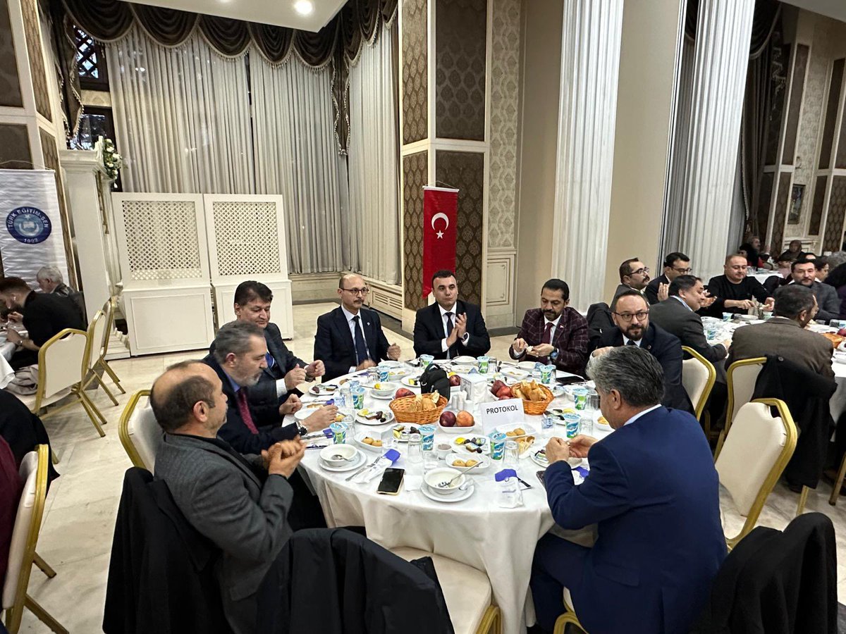 Ankara 7 Nolu şubemizin Gazi Üniversitesi’nde düzenlediği iftar programında üyelerimizle biraraya geldik.
Emekli olan üyelerimize de teşekkür belgesinin takdim edildiği programda, önceki dönem şube yönetim kurulunda görev yapan yol arkadaşlarımıza da teşekkür ettik.
Yoğun