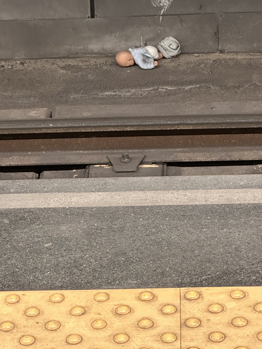 #scarpedametro ⁦<a href="/ComuneNapoli/">Comune di Napoli</a>⁩ stazione #garibaldi una bambola caduta #senzascarpe il cappello ai piedi -storia della bambola perduta ❤️🥲