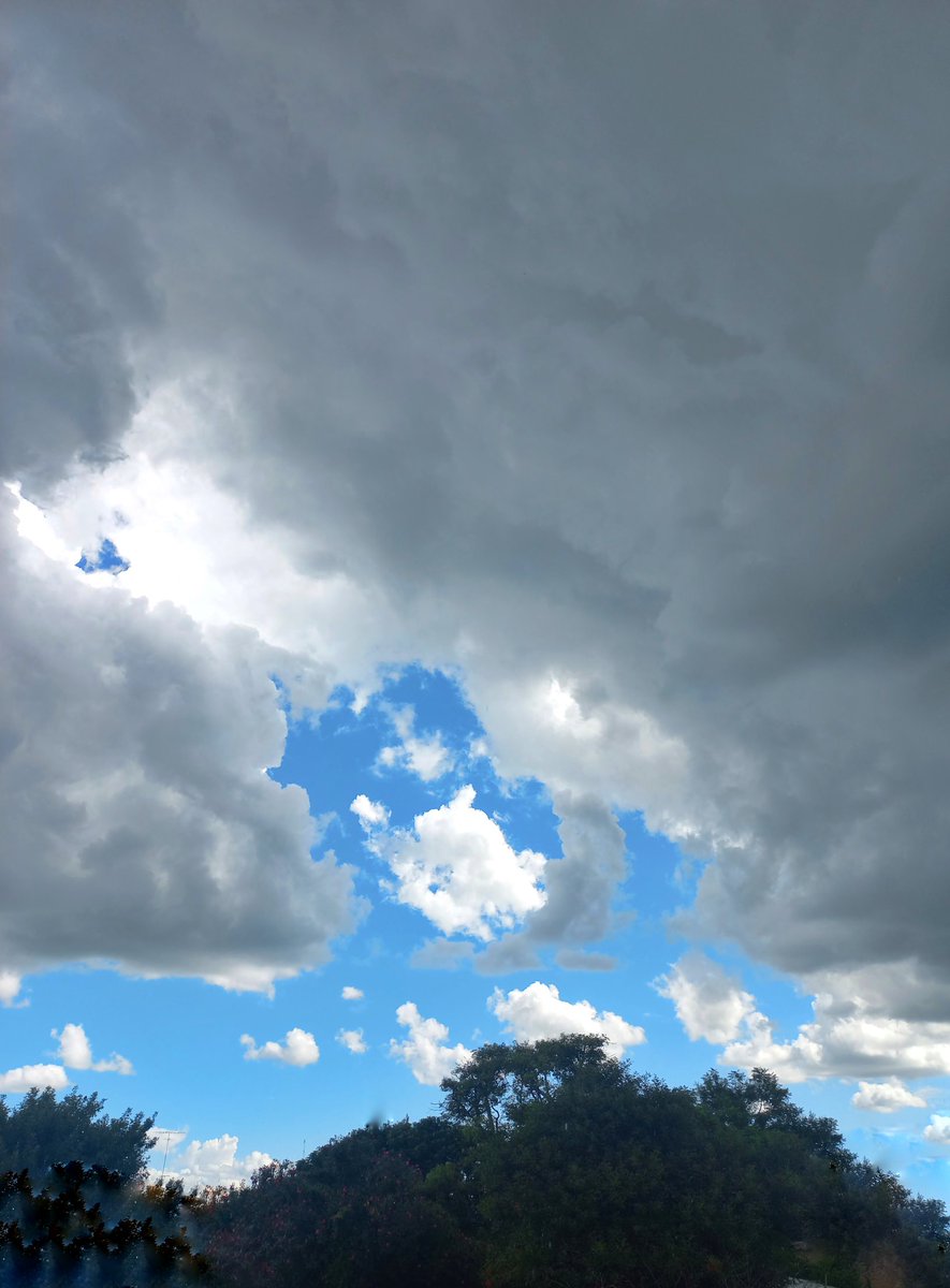 Estamos bajo el conocido "tengo una nube negra sobre mi cabeza". 
Del mismo director que : lluvia de verano