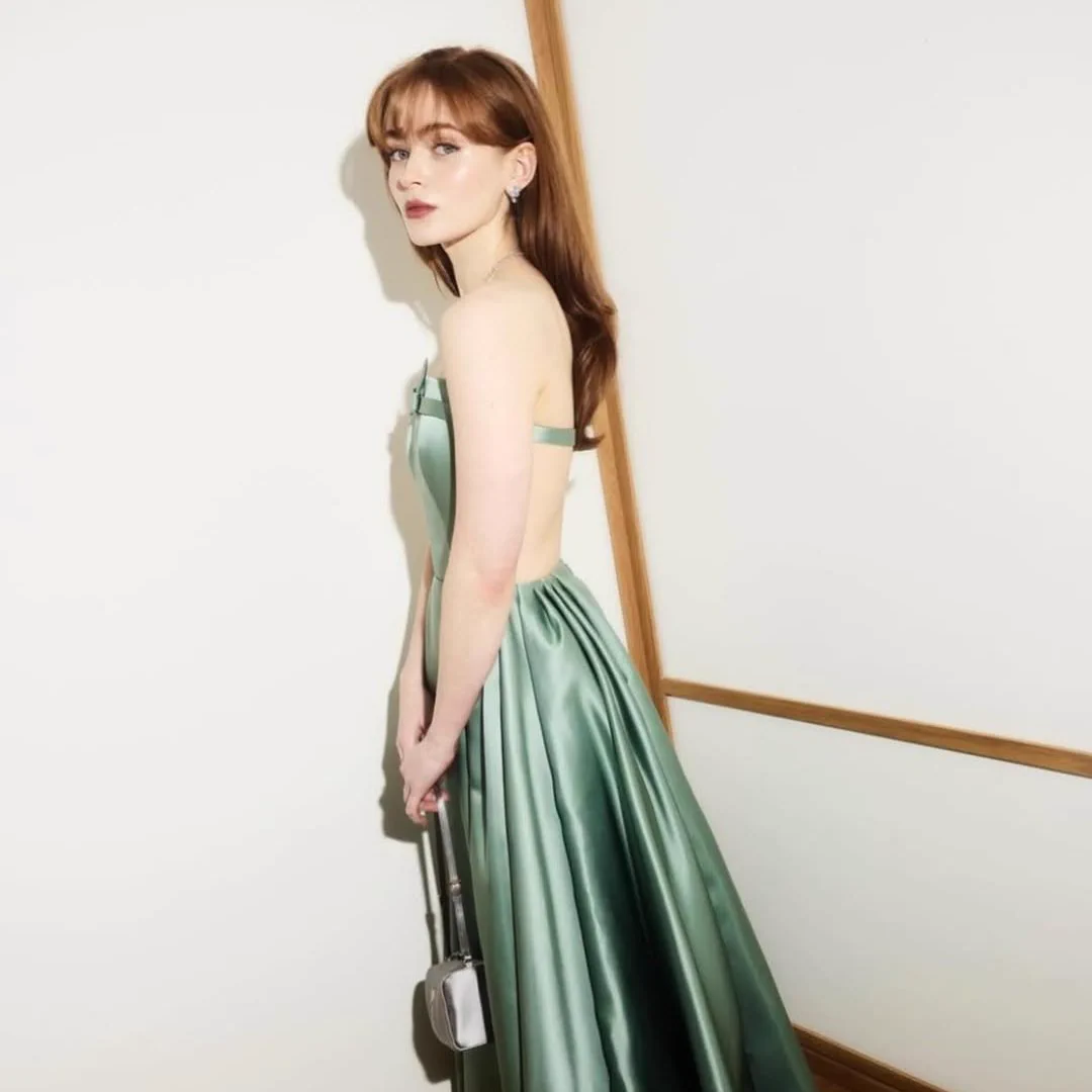 sadie sink green dress ً on X: 