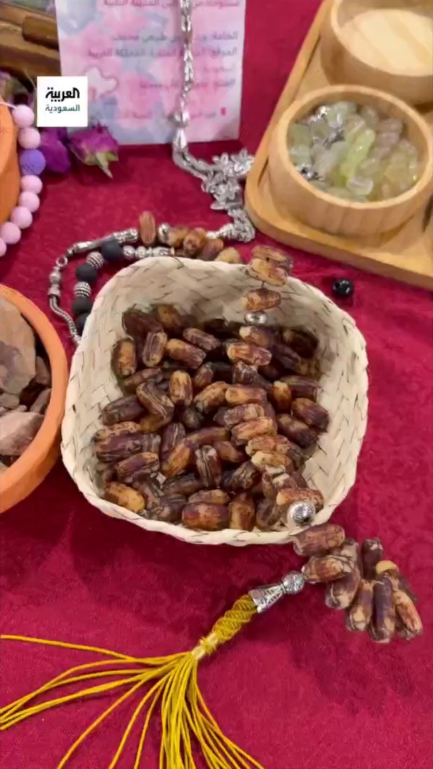 تحول نواة العجوة وحجارة جبل أحد إلى سبح... بهية الحازمي حرفية من المدينة المنورة صنعت سبح يدوية من منتجات أرض المدينة. عبر 