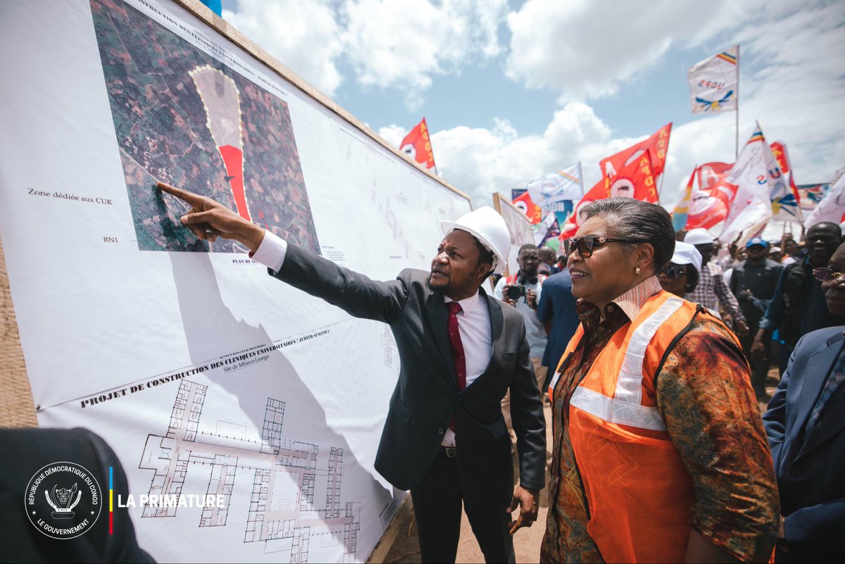 #KongoCentral #Santé 
22 février 2026 | Arrivée à Mbanza-Ngungu, la Première Ministre Judith Suminwa Tuluka a salué la forte mobilisation populaire avant la pose, ce 23 février, de la première pierre des Cliniques universitaires de l’Université Kongo à Kisantu.

• Accueil massif