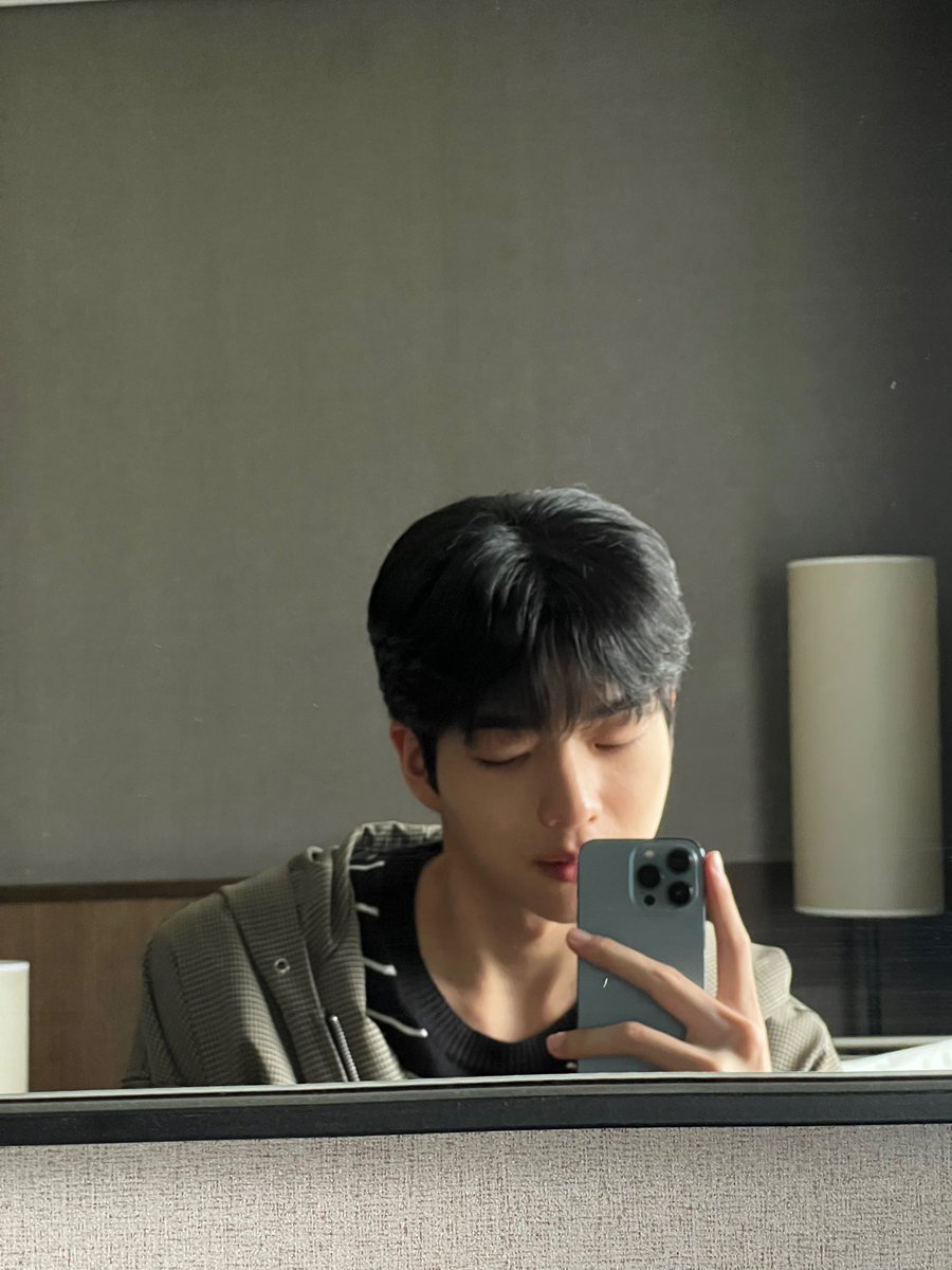 chactxr's tweet photo. 진짜고딩                                 가짜고딩 https://t.co/5iZS5rdAPz