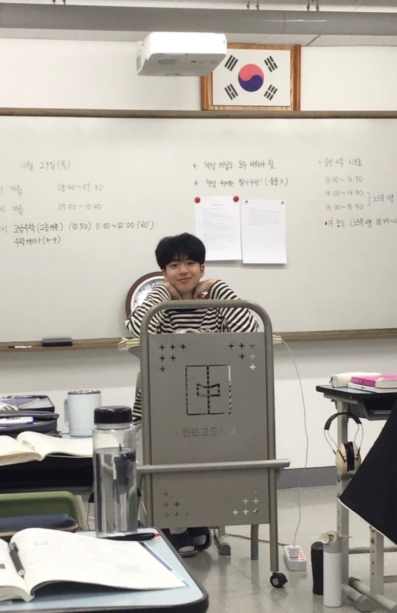 chactxr's tweet photo. 진짜고딩                                 가짜고딩 https://t.co/5iZS5rdAPz