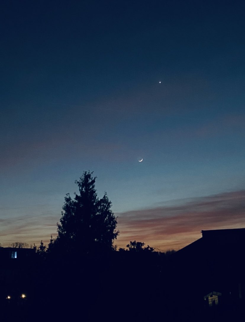mzain6852's tweet photo. “Meet me at sunrise, or sunset, or the
new moon — the place is immaterial.”

~ Emily Dickinson, Letters. https://t.co/dLCN805nvr