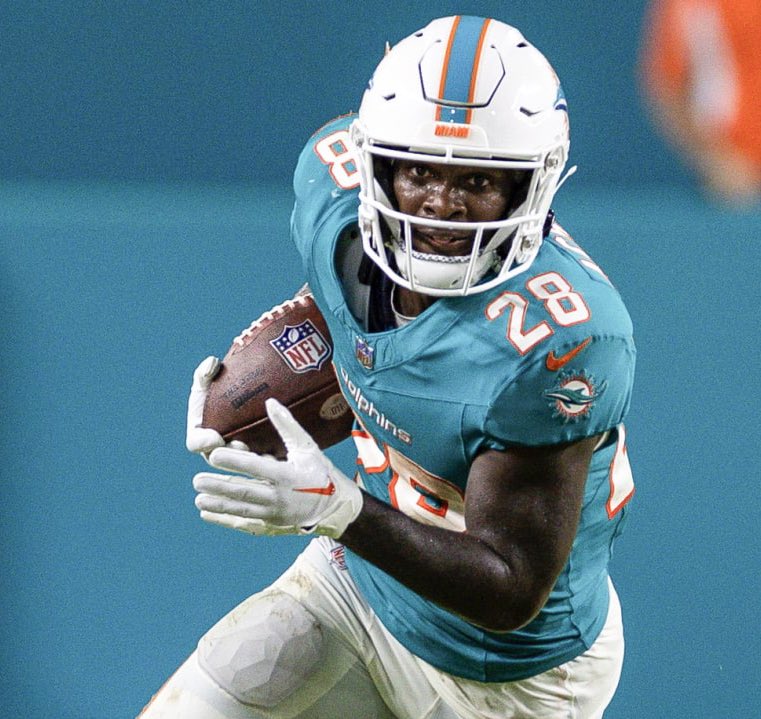 MLFootball's tweet photo. 🚨PROJECTION: Miami #Dolphins running back De’Von Achane is projected to sign a three-year, $47 MILLION deal this offseason.

This is an average annual value of $15.6 million.

Achane is 24 years old with some of the most explosive speed we have ever seen and big-play ability. https://t.co/LYmoPrwb0D