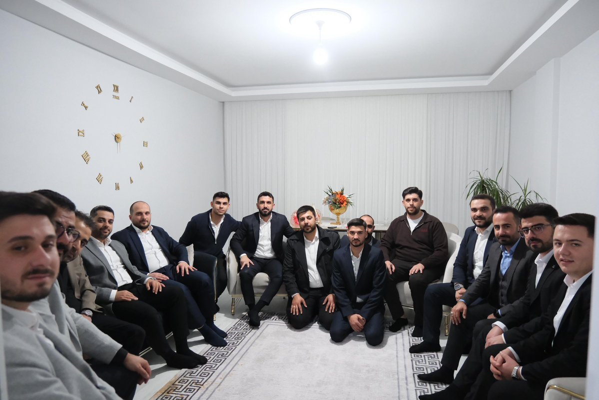 📍Kırşehir

Bu akşam Ahmet Tayyip kardeşimizin hanesine misafir olduk. Muhabbetimizi, kardeşliğimizi ve birliğimizi pekiştirdik.

Rabbim hanelerimizi huzur ve bereketle daim eylesin.