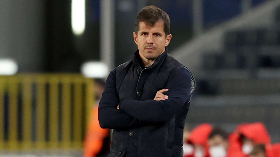 Emre Belezoğlu hayatının futbolunu oynatıyor. Doğrusu bu. Tuhaf olanı başka takıma 7lik olması. Güya bu  adam FENERBAHÇE li