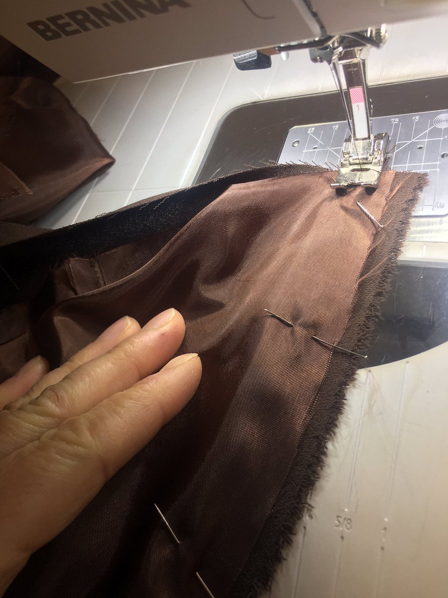 Hayata karşı edilgen ve pasif eğitildik .

“ geçer” denilerek teskin edildiğimiz şeylerden “geçmeyi” öğrenemedik,,

-akşam twiti🌙☕️