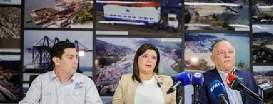 ClaridadPanama1's tweet photo. Por ser órdenes de su amo Trump, las cosas son diferentes.
Pese a 2 fallos de inconstitucionalidad contra contrato minero, FQM mantiene control de la mina, sigue operando, hace publicidad, giras a comunidades, escuelas y universidades y ferias de empleos.
Hipócritas y corruptos. https://t.co/cWckCzJphD