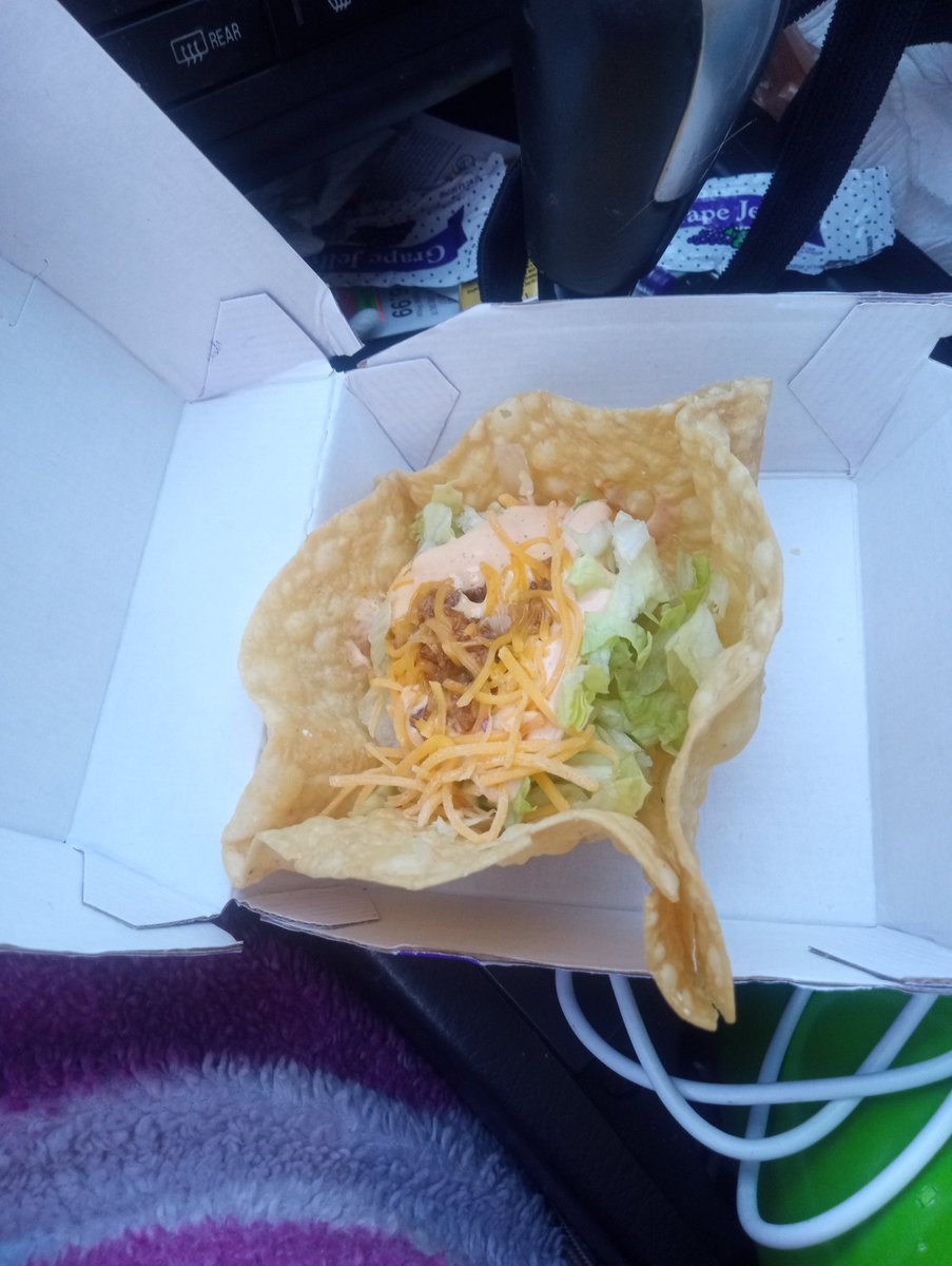 NikkiDavis2000's tweet photo. @tacobell THIS?? was $2.49 +tax?? a cinnamon flavored shell with a whole nest of lettuce but only a pinch of beef?? https://t.co/kQewVM1pq4