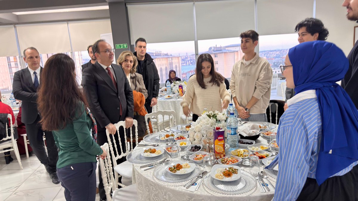 Kaymakamımız Cevdet Ertürkmen ve eşi Fatma Gülfem Ertürkmen; aziz Şehitlerimizin yakınları, kahraman Gazilerimiz, koruyucu ailelerimiz, İdari amirlerimiz ve sivil toplum kuruluşları temsilcilerinin katılımıyla Şişli Öğretmenevi’nde düzenlenen iftar programına katıldılar.