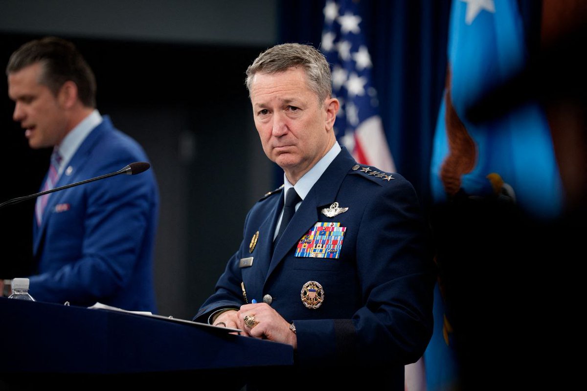 Monitor807's tweet image. Przewodniczący Kolegium Połączonych Szefów Sztabów ostrzegł prezydenta Trumpa oraz wysokich urzędników, że kampania militarna przeciwko Islamskiej Republice Iranu wiąże się ze znacznym ryzykiem, zwłaszcza możliwością utknięcia w długotrwałym konflikcie.
​Generał Keane uważa, że