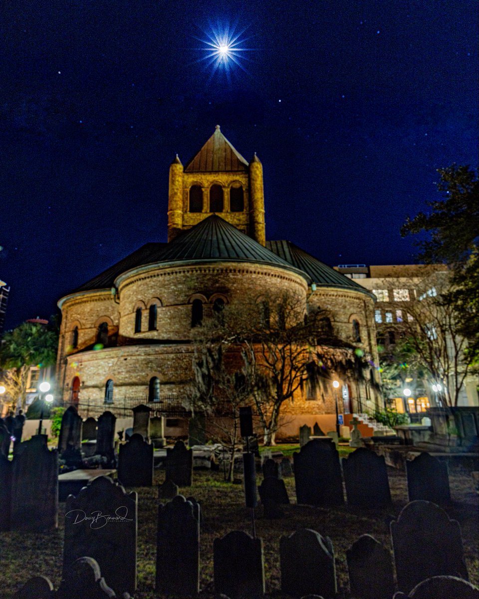 DougBarnardPics's tweet photo. A moonlit night over the oldest graveyard in Charleston, at the Circular Congregational Church

See more Charleston
https://t.co/yyLotzV0nW https://t.co/slPk5eM1MR