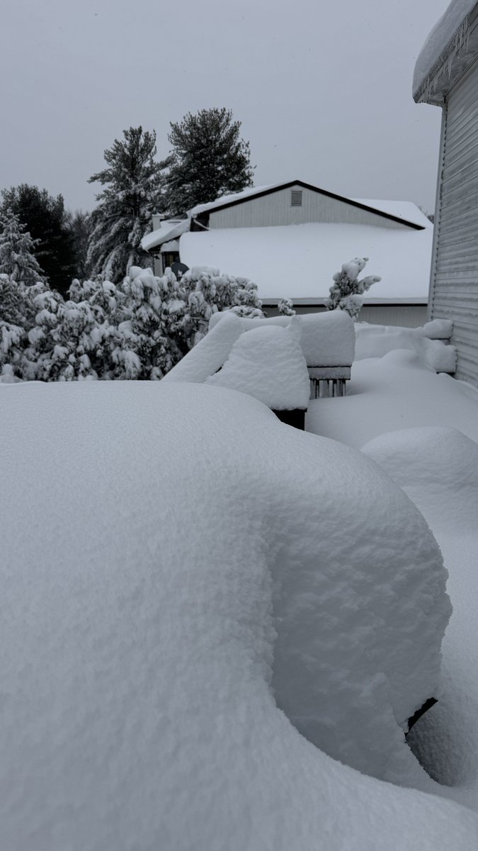 zackb7911's tweet photo. Almost 27 inches (over 2 feet) of snow have accumulated as of 1:30 PM in Marlboro, New Jersey (Monmouth County) https://t.co/TaW6dDJZlP