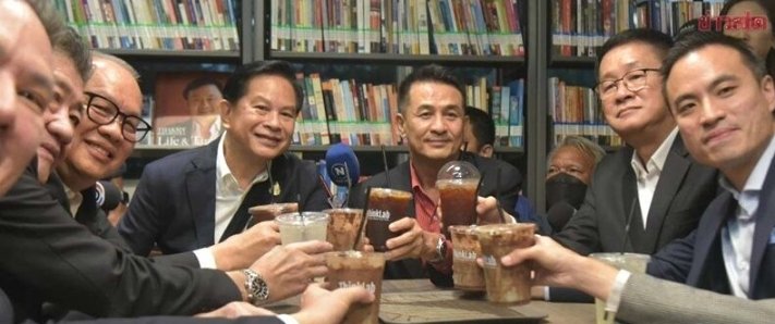 มึงรู้ป่ะ​ว่า​ คนนามสกุล​ “คงสมพงษ์” กับ​ “เทือกสุบรรณ”​ เป็นความแค้นของคนเสื้อแดงยังไง​ และคนเสื้อแดง​ นปช.​ ที่มันผ่านความตายมาแล้วไม่มีวันกลับไปโง่ให้ใครหลอกไปตาย

คนที่เกลียดทักษิณ​ยิ่งกว่าสลิ่ม
คือคนเสื้อแดงที่ตาสว่าง​ และตั้งคำถาม “ทำไมพรรคเพื่อไทยไม่ยอมลงนามสัญญา​ ICC”