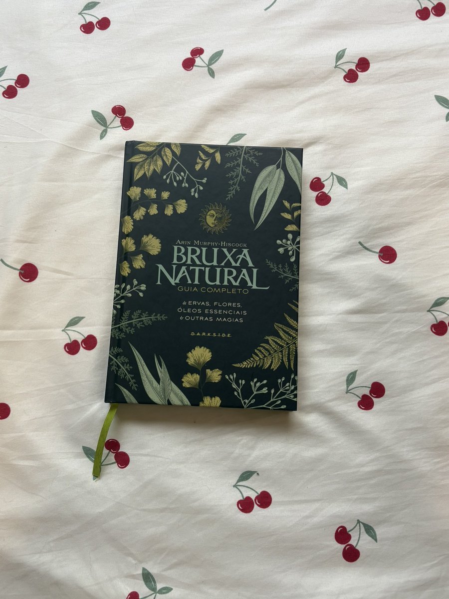 lu_kanai's tweet photo. Vendo esses livros de bruxaria, interessados entrar em contato. https://t.co/nxCzczLV6N