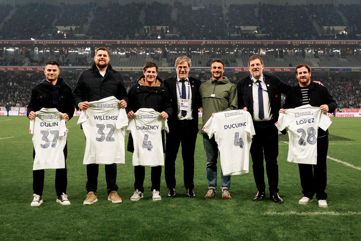 FranceRugby's tweet photo. 📖🇫🇷 À la mi-temps de #FRAITA, nous avons pris le temps d’honorer celles et ceux qui ont raccroché les crampons en Bleu l’an dernier.

✨ Une cérémonie appelée à devenir un rendez-vous annuel, pour saluer leur parcours et l’empreinte qu’ils laissent dans l’histoire du #XVdeFrance.

La Fédération et tout le public français vous remercient pour ces années en Bleu et pour votre contribution à l’histoire de l’équipe de France 🙏

#1040 Brice Dulin — 37 sélections
#1051 Camille Lopez — 28 sélections
#1100 Henri Chavancy — 4 sélections
#1106 Nans Ducuing — 4 sélections
#1129 Paul Willemse — 32 sélections

💙 Merci messieurs. L’histoire continue, mais vous en ferez toujours partie.